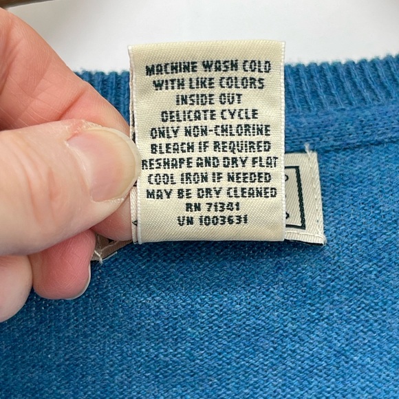 L.L. Bean Men's Blue V-Neck Cotton and Cashmere Sweater - Picture 3 of 7